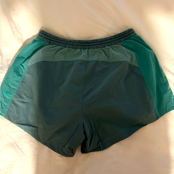 Lululemon Evergreen Shorts 4.5” Size 6 - Picture 3 of 3